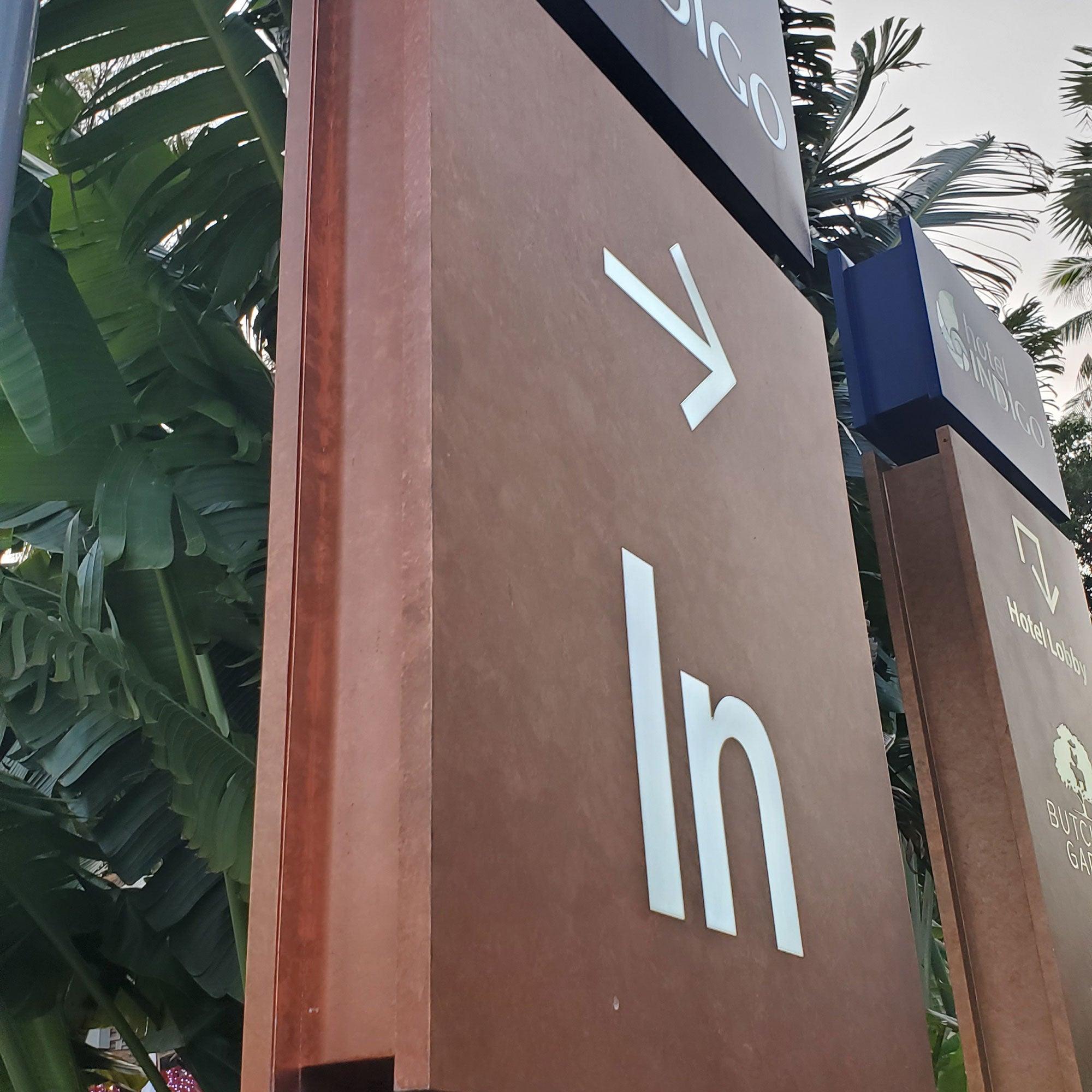 Outdoor Illuminated Signs Distressed LED Light Box Pole Mounted Metal Lightbox Sign with Rust