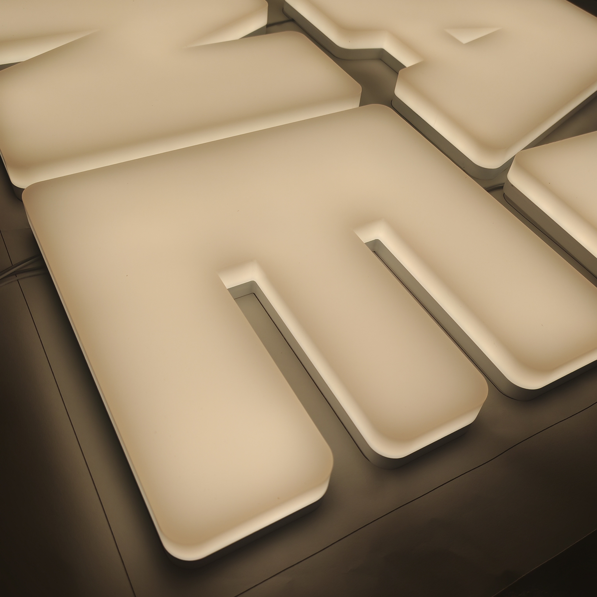 3D Edge Light-Up LED Acrylic Letter Signs Shop Indoor Decor Wall Facelit Letter Signage