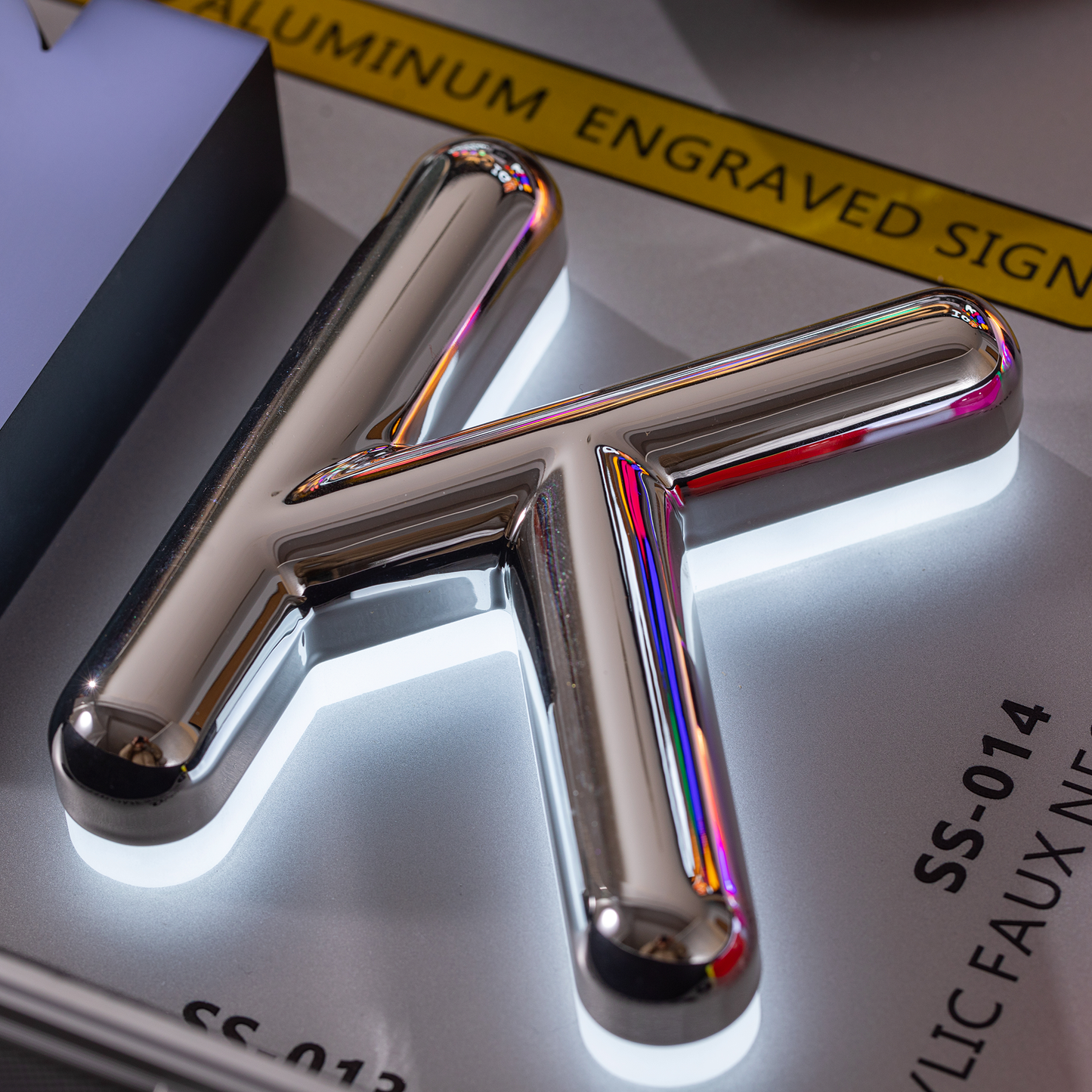 Portable led sample box 3d illuminated letters display business led sample kit box with metal channel letters
