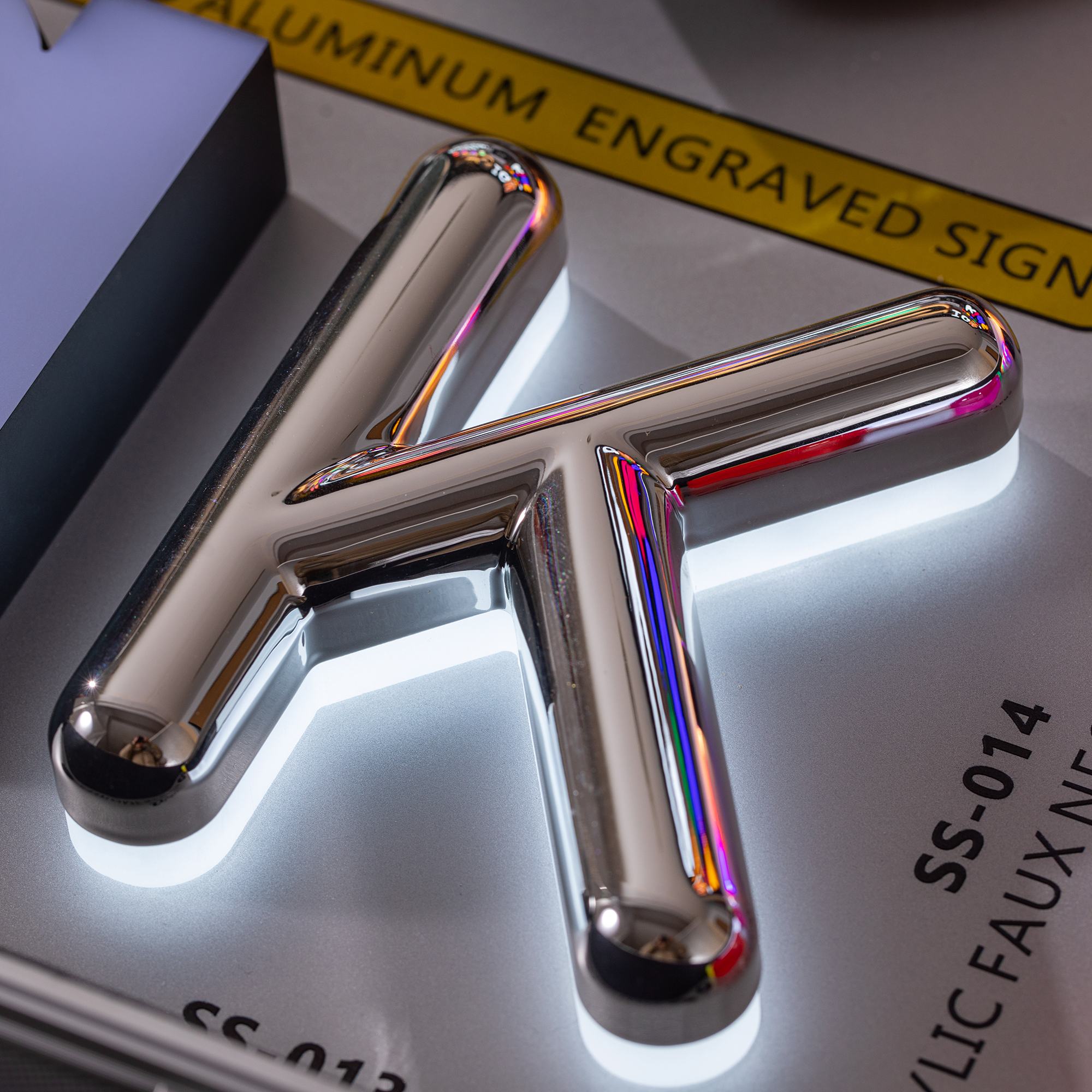 Portable led sample box 3d illuminated letters display business led sample kit box with metal channel letters